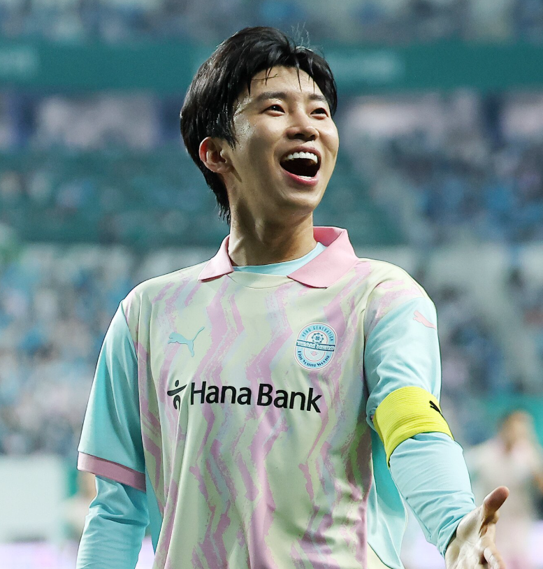 트로트가수 임영웅이 축구 시합에서 골을 넣고 기뻐하고 있다.