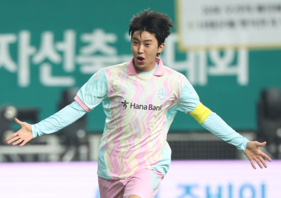 트로트 가수 임영웅이 축구 시합 도중 골을 넣고 기뻐하고 있다.